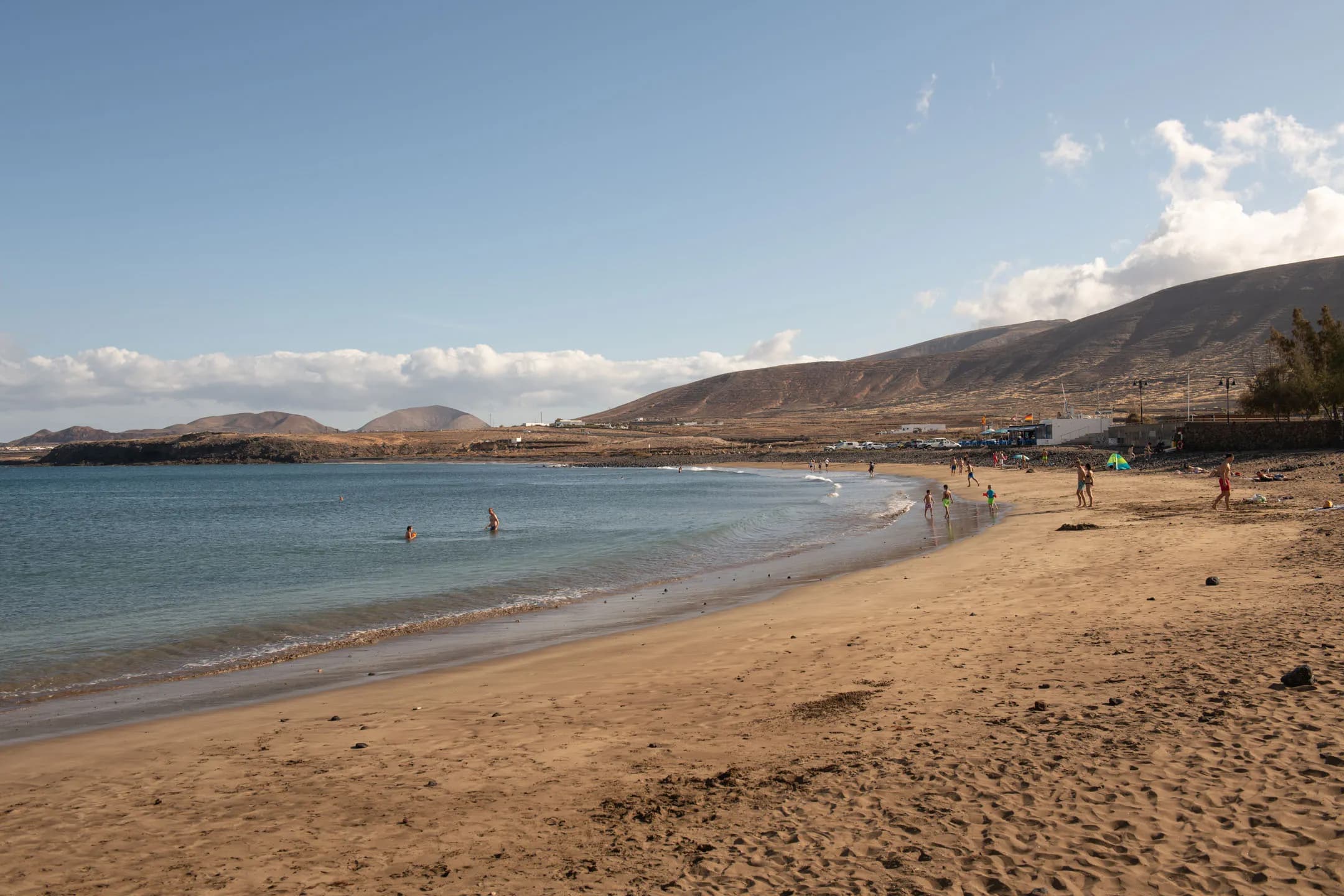Hermosa playa en Lanzarote con aguas cristalinas