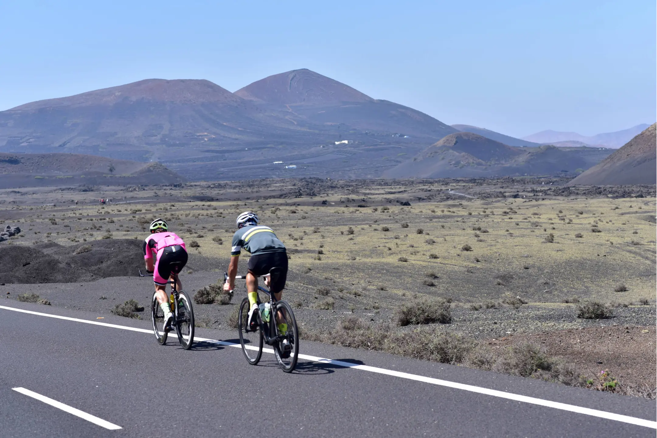 Ciclismo a través del paisaje volcánico de Lanzarote