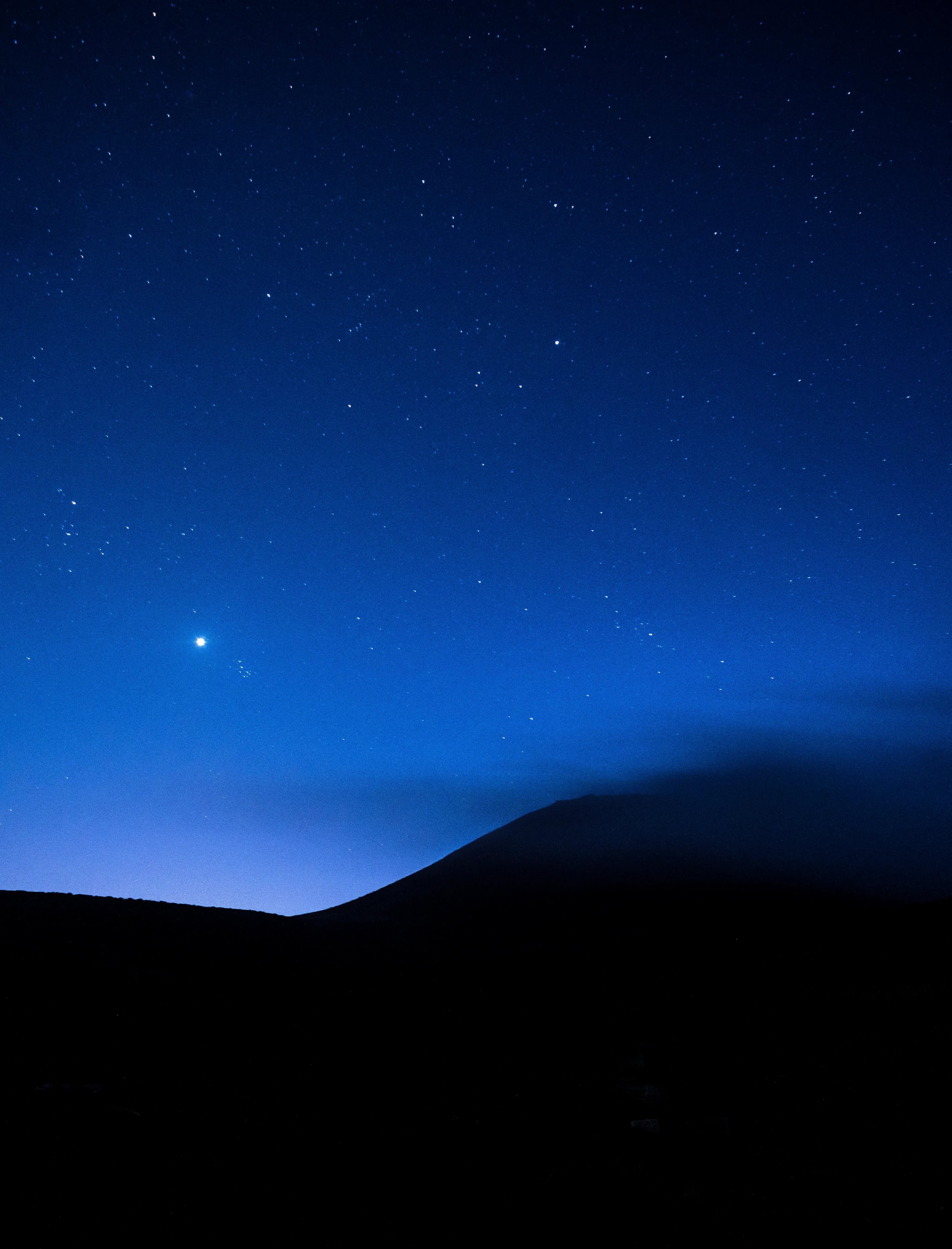 Cielo nocturno estrellado sobre Lanzarote con la Vía Láctea visible